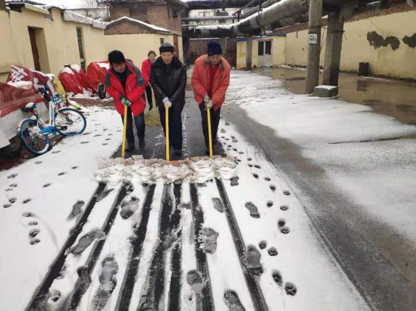 不畏嚴(yán)寒除積雪 城建物業(yè)在行動(dòng)